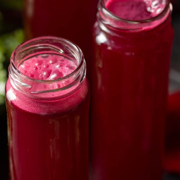 Jugo de remolacha preparado con extractor Kuvings para deportistas