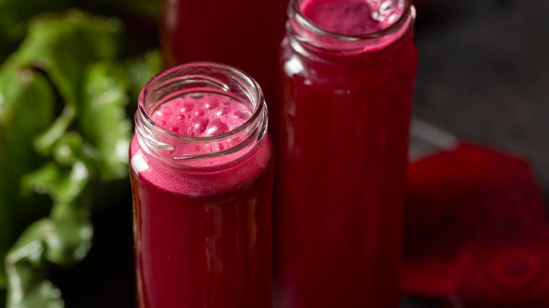 Jugo de remolacha preparado con extractor Kuvings para deportistas