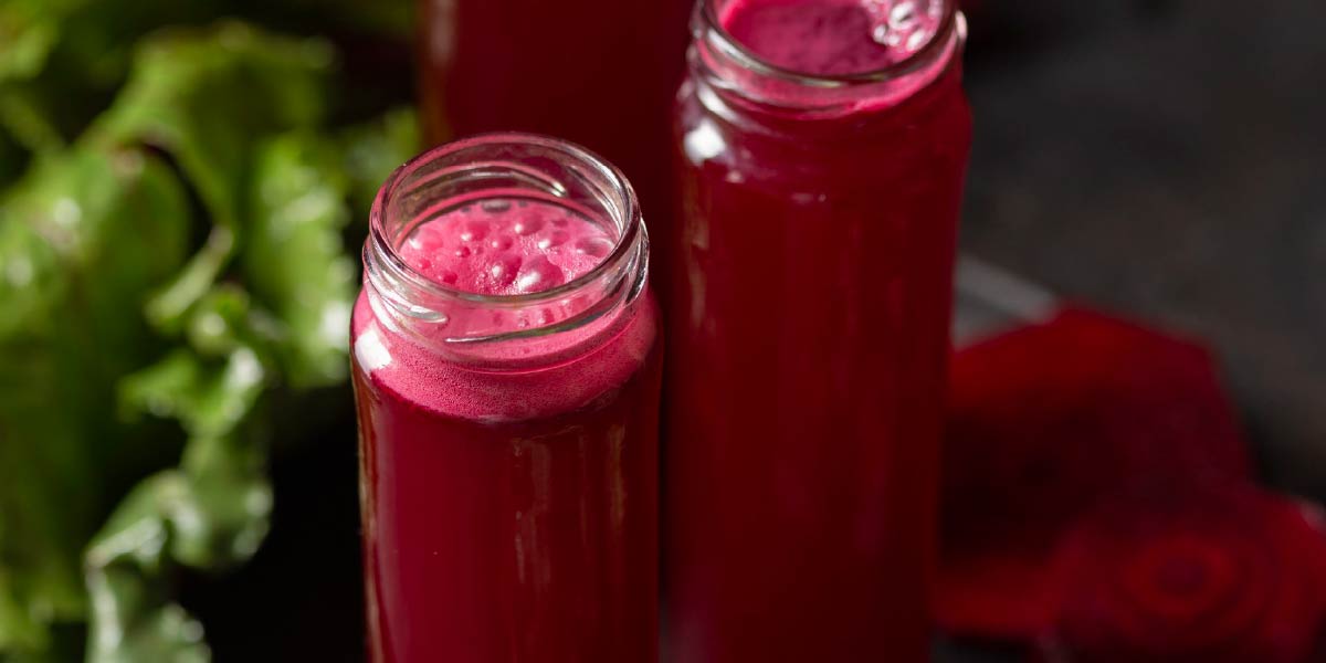 Jugo de remolacha preparado con extractor Kuvings para deportistas